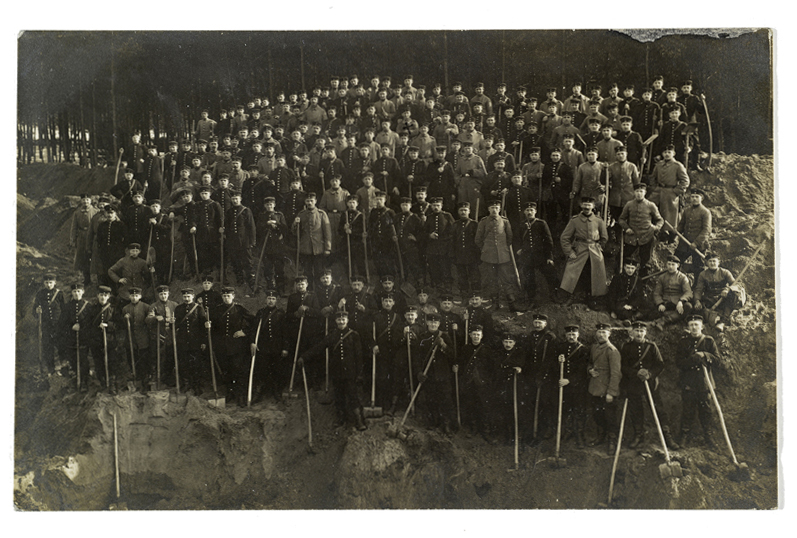 X Rudolf, Ersatz Battaillon Schützen Regiment Nr.108, 3. Kompanie Dresden Neustadt 3.3.1917, unbekannter Künstler © Maximilian Schießl